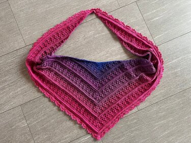 Gehäkeltes Dreieckstuch mit Farbverlauf von Blau über Violett zu Pink und picotähnlicher Kante