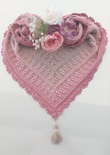 Gehäkeltes Dreieckstuch in Rosé mit Zierstreifen, Muschelrand und Quaste