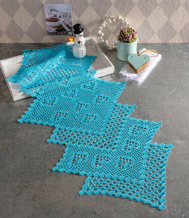 Rechteckiger Häkel-Läufer aus verbundenen quadratischen Motiven in Türkis mit gezacktem Rand auf grauer Fläche