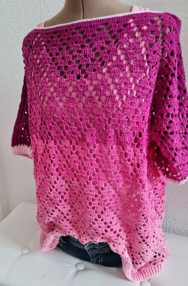 Gehäkeltes Damen-Shirt in Fuchsia- und Hellrosa-Ombré mit Ajourmuster auf Schaufensterpuppe
