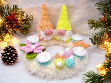 Pastel crochet wreath with two gnomes, crocheted ornaments and flameless tea lights on a fluffy base