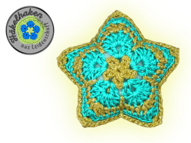 Gehäkelter Stern in Türkis und Gold mit African Flower-Granny-Motiv