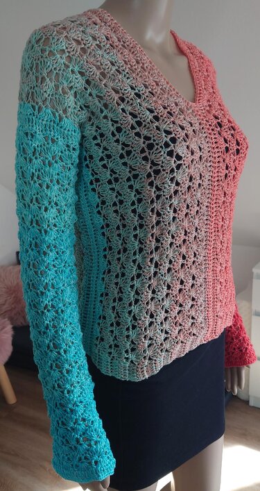 Gehäkelter Damenpullover mit Türkis‑Rosa Verlauf, Muschelmuster und V‑Ausschnitt auf Schaufensterpuppe