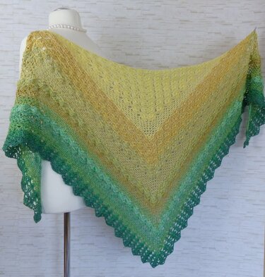 Gehäkeltes Dreieckstuch in Gelb- und Grüntönen auf Schneiderpuppe