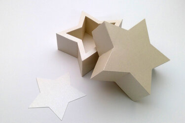 Sternförmige Schachtel mit losem Deckel und flachem ausgeschnittenen Stern als Vorlage
