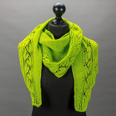 Limettengrünes Lacetuch mit Ajourkante auf schwarzem Mannequin