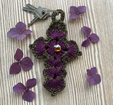 Schmuckkreuz Schlüsselanhänger:  *GUT BESCHÜTZT* - Häkeln