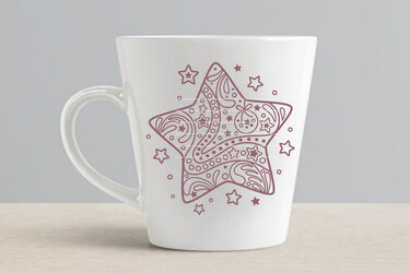 Weiße Tasse mit einem dunkelrosa, kunstvoll verzierten Stern-Design, umgeben von kleinen Sternen.