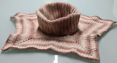 Gehäkelter Kragenschal in melierten Rosé- und Beigetönen mit Rippenstruktur und gewelltem Saum