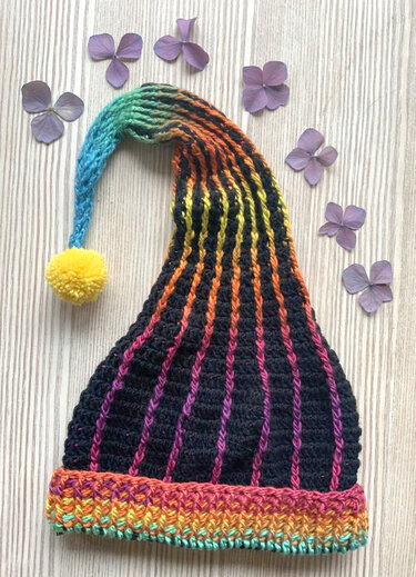 Gehäkelte Zipfelmütze mit vertikalen Rippen, mehrfarbigem Rand, langem Farbverlauf-Zipfel und gelbem Pompon