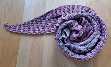 crochet pattern for the symmetrical triangle shawl