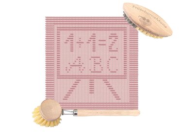 Rosa gestrickter Topflappen mit eingestricktem '1+1=2' und 'ABC', zwei Holzbürsten daneben