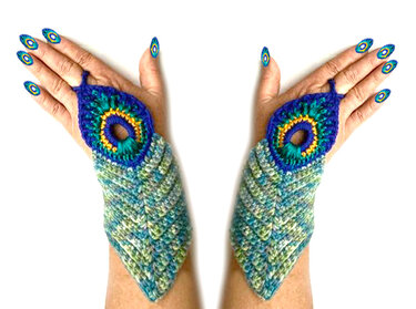 Paar gehäkelter, fingerloser Handschuhe in Blau-Grün mit rundem Pfauenauge-Motiv am Handrücken