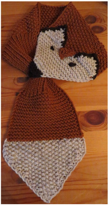 Gestricktes Set aus Fuchsschal und zweifarbigem Dreieckstuch in Braun, Creme und Schwarz