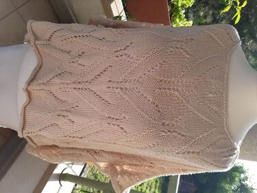 Beiger gestrickter Damenpullover mit Blatt-Ajourmuster auf Schneiderpuppe, frontal