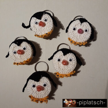 Fünf gehäkelte Pinguin‑Schlüsselanhänger mit Wackelaugen, Perlen‑Nase und Metallringen