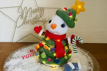 Schneemann Picolino mit Tannenbaumkostüm Häkelanleitung Amigurumi