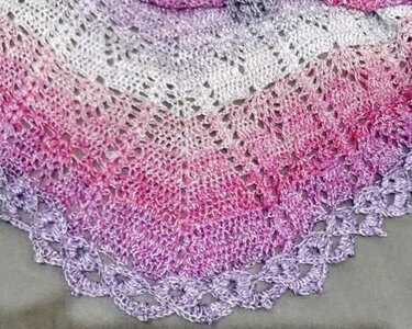 Gehäkeltes Dreieckstuch mit Farbverlauf von Weiß über Rosa zu Violett, Detail des Lochmusters und gezackten Randes