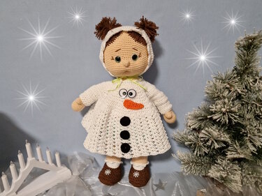 Babymädchen Lina im Schneemann-Nachthemd - Häkeln