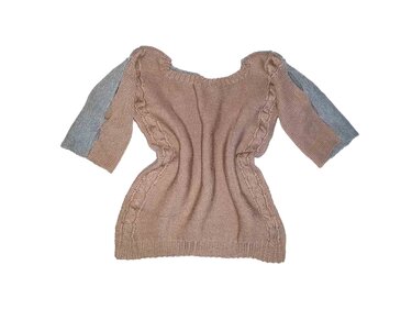 Gestrickter beiger Damenpullover mit Zopfmuster an den Seiten und grauen 3/4-Ärmeln