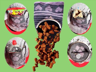 Handgehäkelte Bügeltasche in Grau und Lila; offen mit herausfallendem Hundefutter, umgeben von Einsätzen mit Strickzeug, Flasche und Münze.