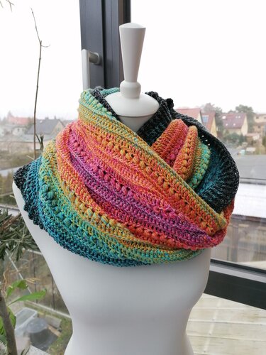 Gehäkelter Loop-Schal in Regenbogenfarben mit Noppenmuster auf Schaufensterpuppe
