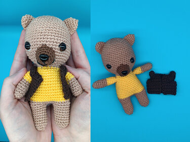 Gehäkelter hellbrauner Amigurumi-Teddybär mit gelbem Shirt und dunkelbraunem Rucksack, gezeigt in Händen und liegend auf blauem Hintergrund.