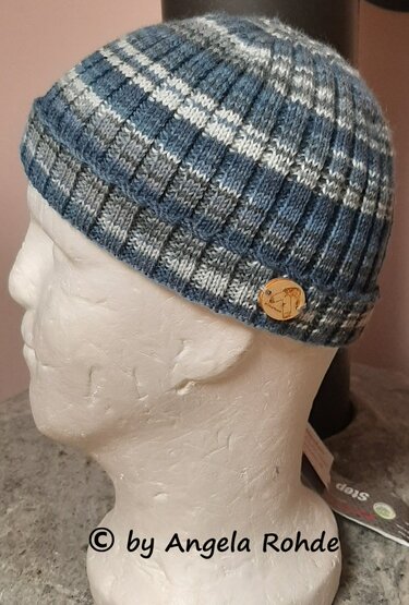 Gerippte Herrenstrickmütze in Blau, Grau und Weiß mit Karomuster auf Schaufensterkopf