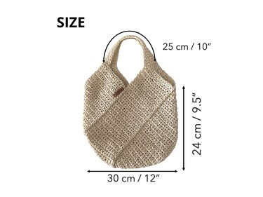 Beige crocheted shopper bag with arrows and measurements: 30 cm width, 24 cm height, 25 cm handle drop.