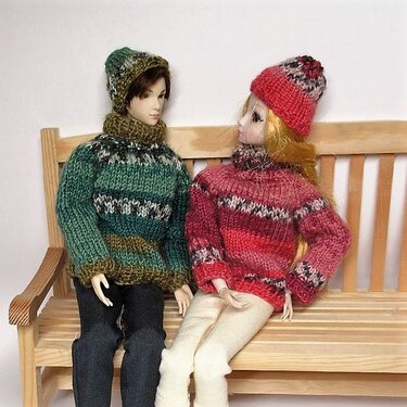 Strickanleitung: Pullover und Mütze für Modepuppen (männlich und weiblich)