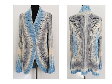 Vorder- und Rückansicht einer gehäkelten Damenjacke in Blau-, Grau- und Beigetönen mit Schalkragen und einem Knopf