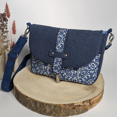 Dunkelblaue Umhängetasche mit Klappe, ornamentalem Muster und verstellbarem Schulterriemen