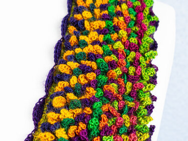 Bunter Häkelschal mit Noppenmuster in Gelb, Lila, Grün, Pink und Orange
