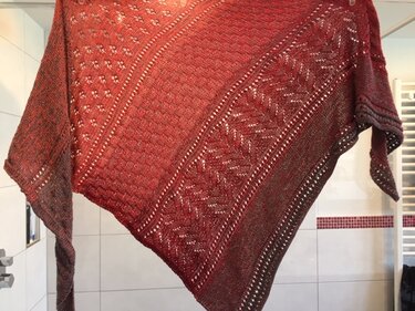 Gestricktes Dreieckstuch in Rotbraun mit Spitzen- und Lochmuster