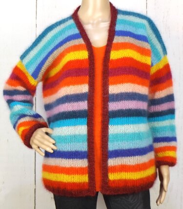 Bunte, horizontal gestreifte Damenstrickjacke auf einer Schaufensterpuppe