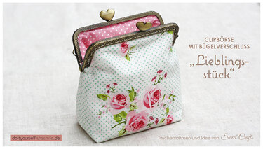 Offene Stoff-Clipbörse mit roten Rosen, grünem Punktmuster und rosafarbenem Innenfutter; Metallbügelverschluss mit herzförmigen Griffen.