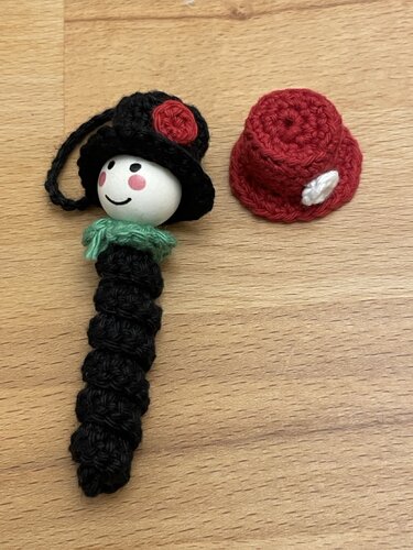 Glückswürmchen Hut, Blume und Schal für "Schornsteinfeger & Schneemann" - Häkeln