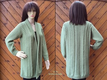 Mannequin trägt salbeigrüne, lange gehäkelte Damenjacke mit Schalkragen; Vorder- und Rückansicht
