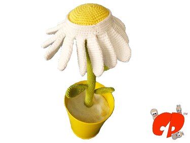 Gehäkelte Margerite mit weißen Blüten und gelber Mitte im gelben Topf