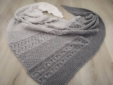Awen - gestricktes Tuch im Mustermix,  fast symmetrisch, PDF Anleitung - Stricken
