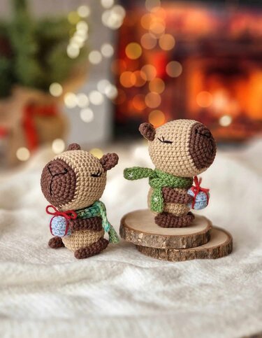 Crochet cute capybara with a gift amigurumi pattern