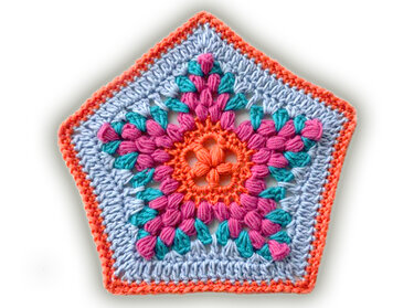 Buntes fünfeckiges Häkelmotiv mit sternförmigem Zentrum und orangefarbenem Rand
