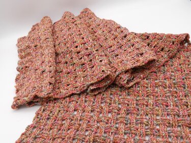 Häkelanleitung: Schals und Loops im trendigen 3D Gittermuster