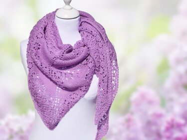Lila gestricktes Dreieckstuch mit Lochmuster auf Schneiderbüste.