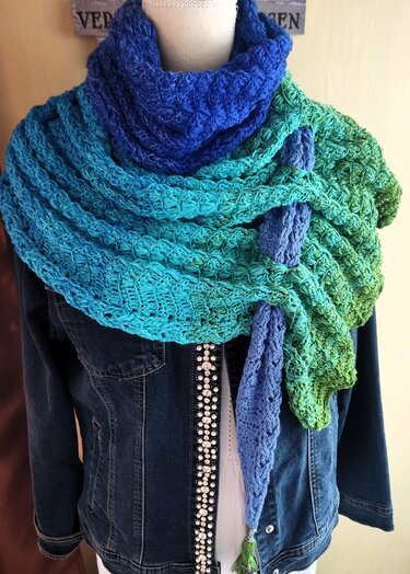 "Tugela" - triangle scarf with wave crochet pattern