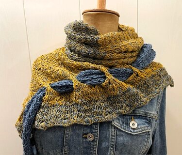 "Tugela" - triangle scarf with wave crochet pattern