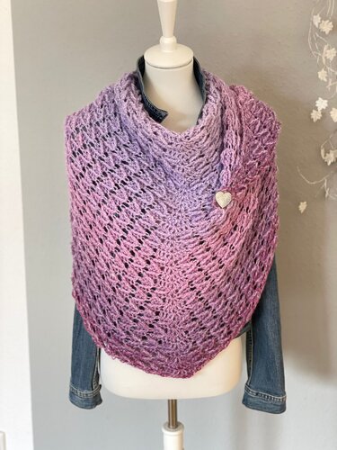 Gehäkeltes Dreieckstuch in Lila-Rosa mit Ajourmuster und Herzbrosche auf Schneiderpuppe