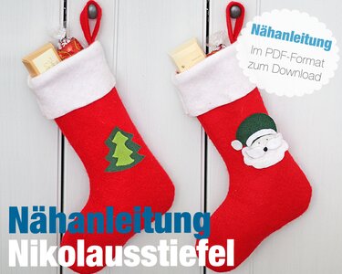 Zwei rote Filz-Nikolausstiefel mit weißen Bündchen, Tannenbaum- und Nikolaus-Applikation, gefüllt mit Süßigkeiten