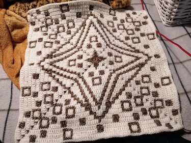 Quadratischer gehäkelter Kissenbezug in Creme mit braunem Stern- und Quadratmuster