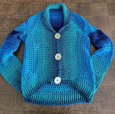 Gehäkelte Jacke mit offenem Stäbchenmuster, Umschlagkragen und drei Knöpfen in Blau-Türkis